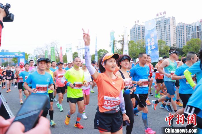 体育+释放新活力：近万名跑友在福建宁德竞逐马
