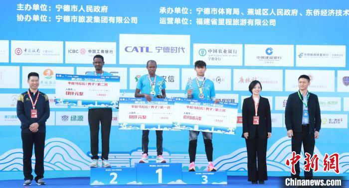 体育+释放新活力：近万名跑友在福建宁德竞逐马