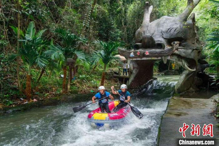 在广东清远古龙峡再现速度与激情：国际漂流公