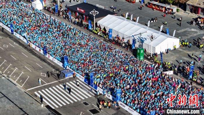 2024查干湖环湖马拉松圆满落幕 万名跑者沉浸生态