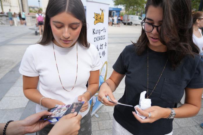 巴黎凯旋门前上演八段锦打卡挑战，中法文化交