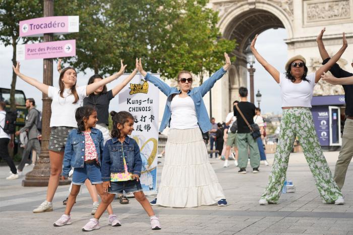 巴黎凯旋门前上演八段锦打卡挑战，中法文化交