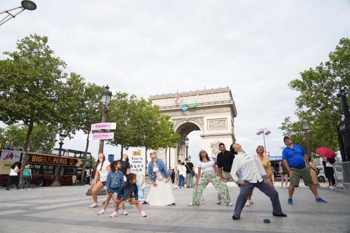 巴黎凯旋门前上演八段锦打卡挑战，中法文化交