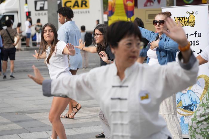 巴黎凯旋门前上演八段锦打卡挑战，中法文化交