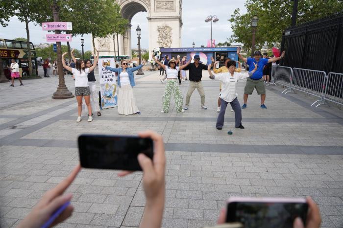 巴黎凯旋门前上演八段锦打卡挑战，中法文化交