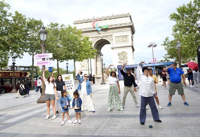 巴黎凯旋门前上演八段锦打卡挑战，中法文化交