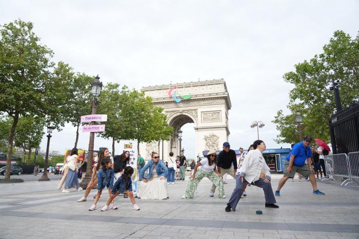 巴黎凯旋门前上演八段锦打卡挑战，中法文化交