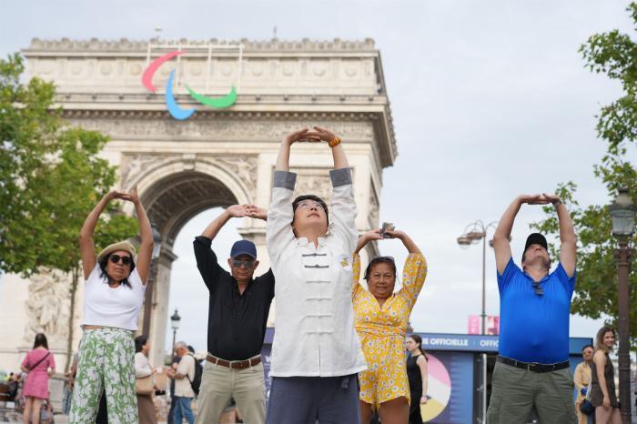 巴黎凯旋门前上演八段锦打卡挑战，中法文化交
