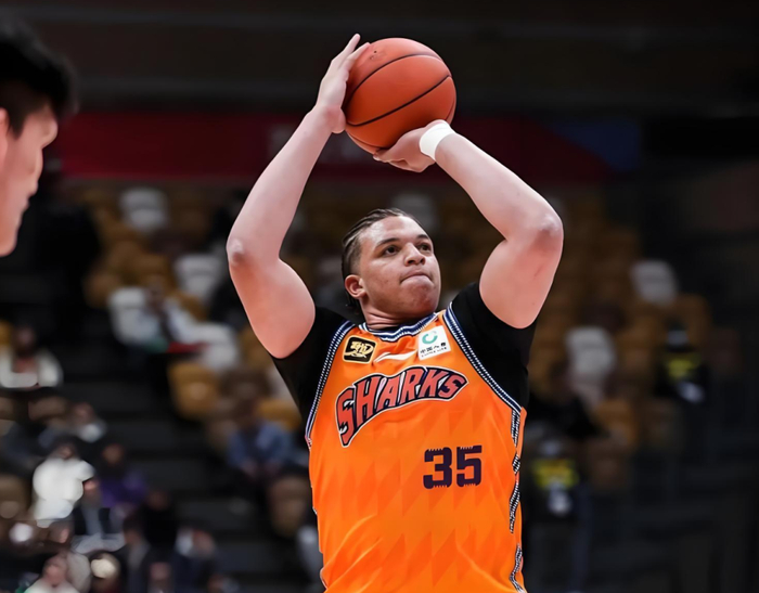 杜锋错信麦考尔致广东惨败上海 阵容完整仍陷困