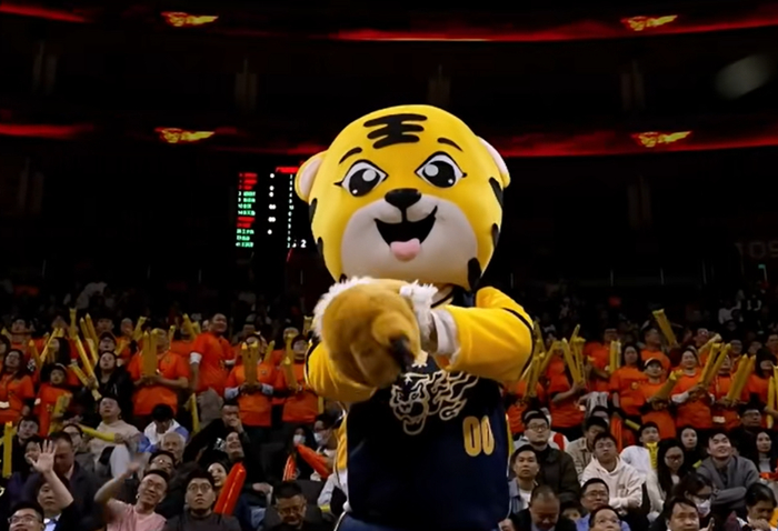 杜锋错信麦考尔致广东惨败上海 阵容完整仍陷困