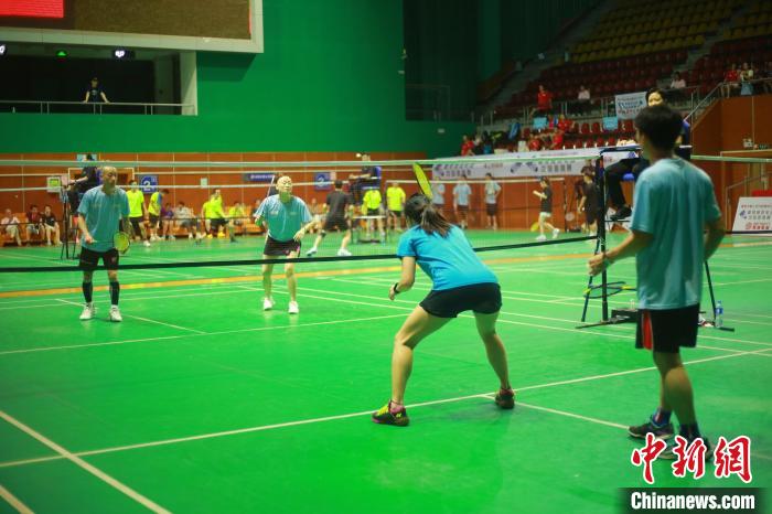 粤港澳羽毛球友谊邀请赛在广州海珠举行 搭建三