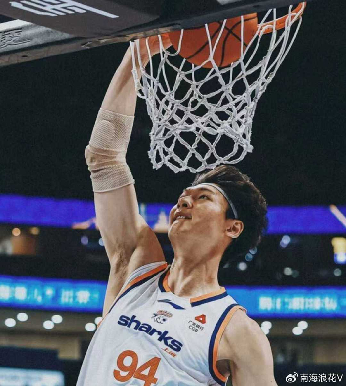 上海队爆冷击败北京队 王哲林独砍24+17压制双外